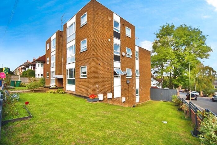 2 Bedroom Flat For Sale In Warwick Road, Barnet, EN5