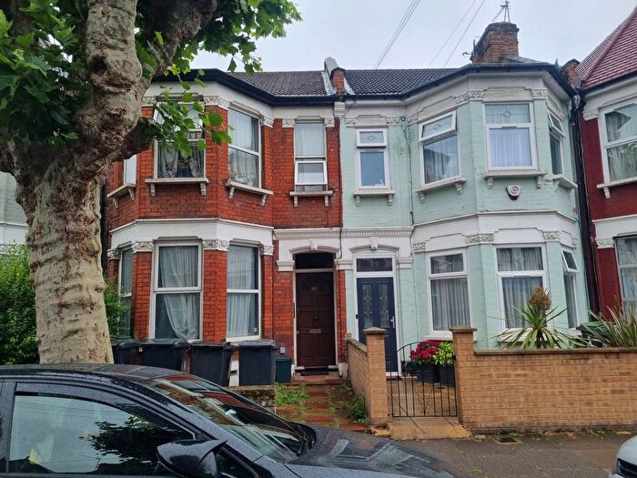 Studio To Rent In Langham Road, Duckett`S Green, N15