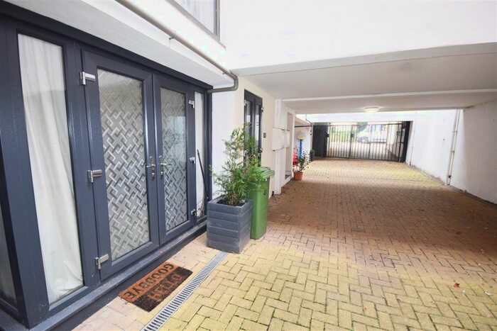 1 Bedroom Flat To Rent In Colne Road, Twickenham, TW2