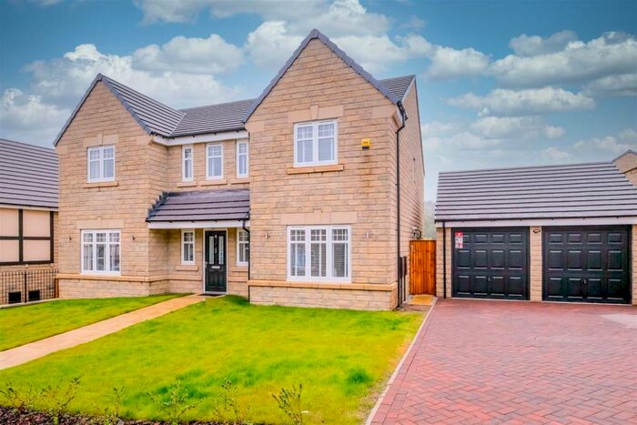 5 Bedroom Detached House To Rent In Woodlands Court, Huddersfield, HD2