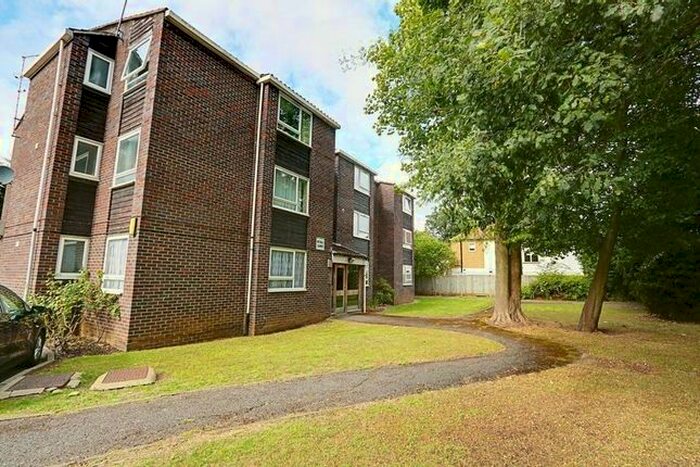 2 Bedroom Flat To Rent In Ivy House Road, Ickenham UB10