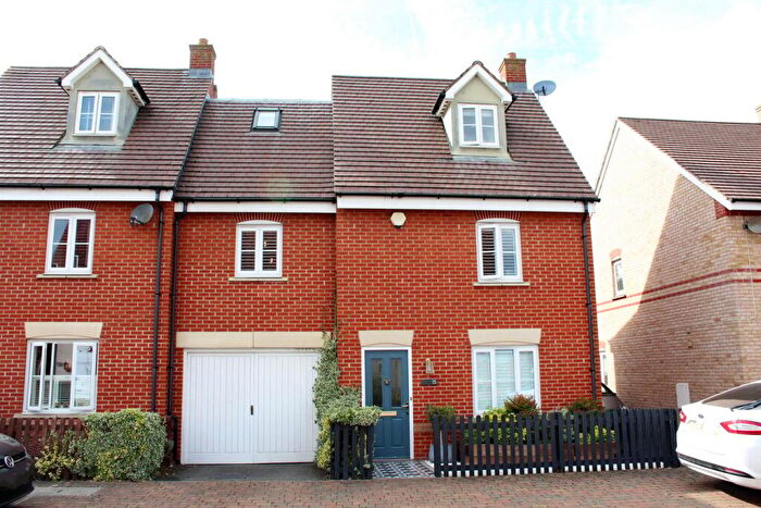 4 Bedroom Link Detached House For Sale In Comfrey Road, Stotfold, Hitchin, SG5