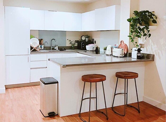 3 Bedroom End Of Terrace House To Rent In Woking, Surrey, GU22