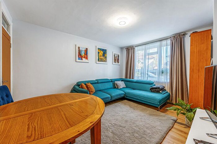 2 Bedroom Flat For Sale In Canada Road, London, W3