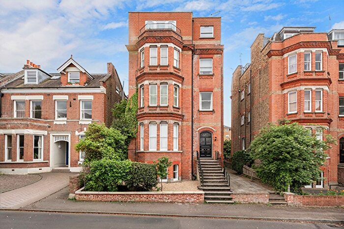 2 Bedroom Flat For Sale In Claremont Gardens, Surbiton, KT6