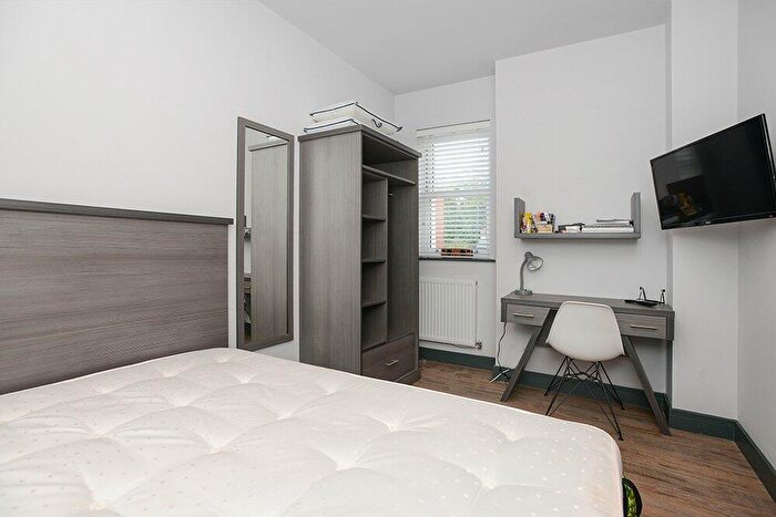 1 Bedroom Flat To Rent In Waverley Street, Nottingham, Nottinghamshire, NG7
