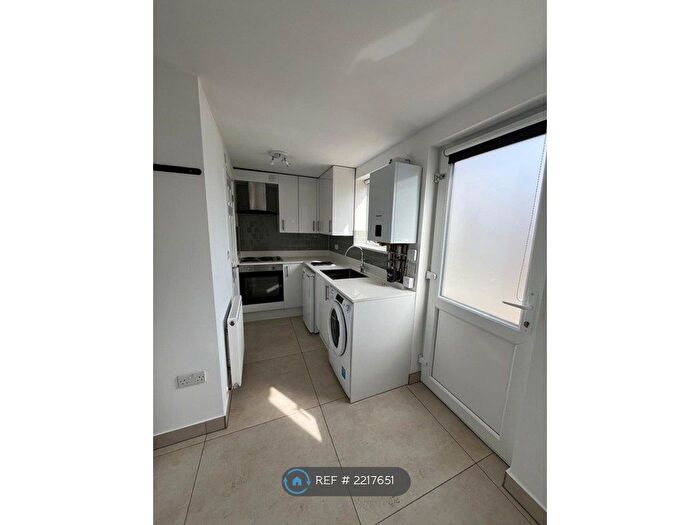 Studio To Rent In Great South West Road, Hounslow, TW4