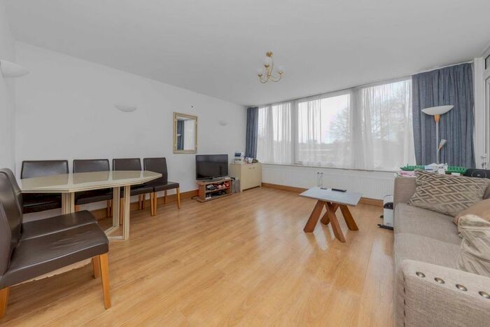 2 Bedroom Flat To Rent In Highgate Edge, Great North Road, London, N2