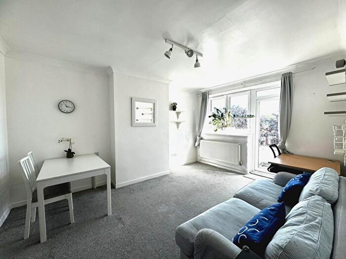 3 Bedroom Flat To Rent In Armitage Road, London, SE10