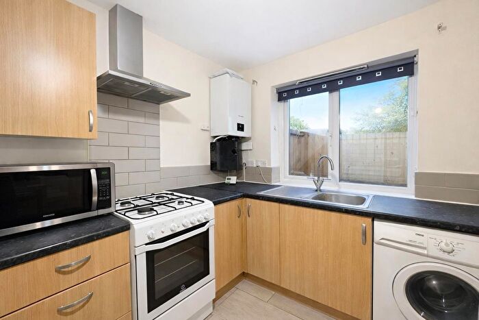 1 Bedroom Flat To Rent In Farm Close, Southall, Middlesex, UB1