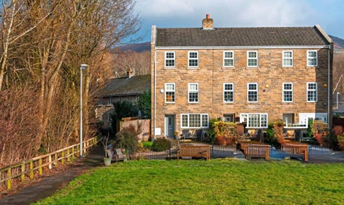 4 Bedroom Town House For Sale In Shuttle Close, Mossley, Ashton-Under-Lyne, OL5