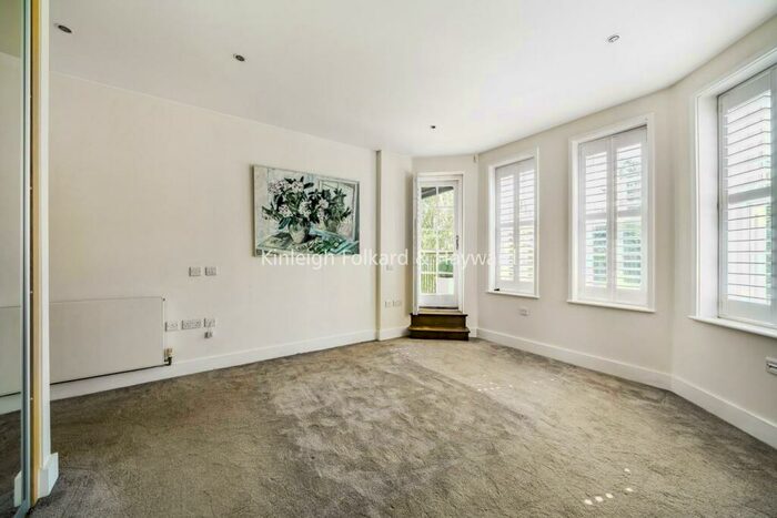 2 Bedroom Flat For Sale In Westerham Road, Keston, BR2