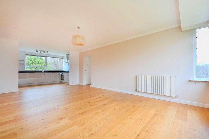 3 Bedroom Flat For Sale In St Margarets, Guildford, GU1