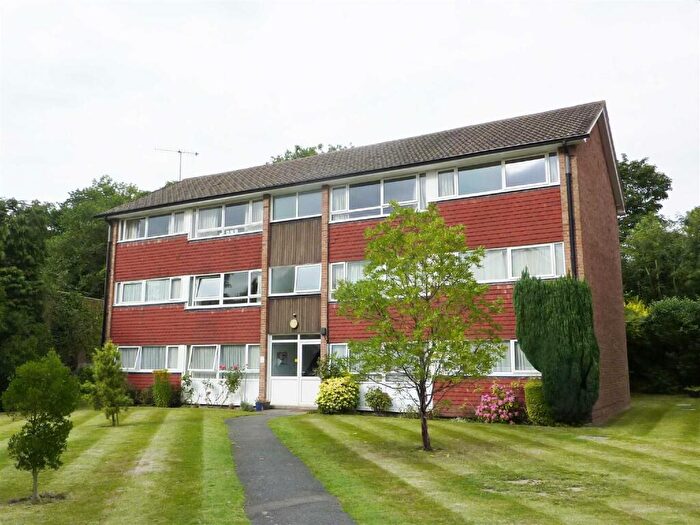 2 Bedroom Flat To Rent In Master Close, Oxted, RH8