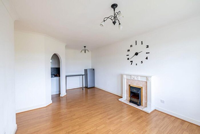 2 Bedroom Flat To Rent In Reed Drive, Redhill, RH1