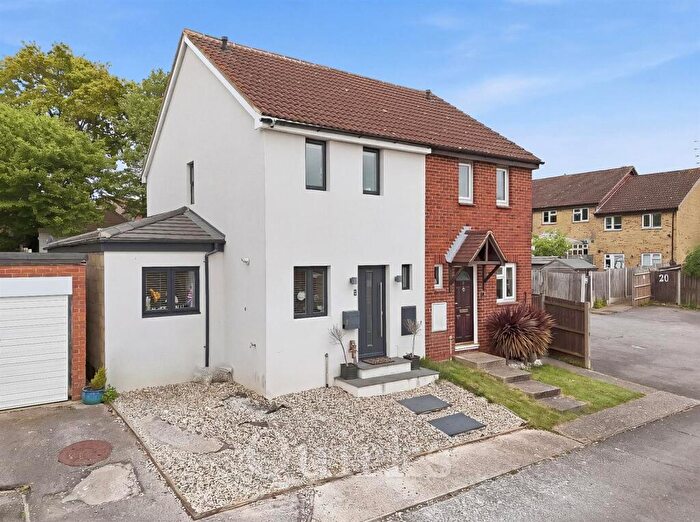 3 Bedroom Semi Detached House For Sale In Dorchester Road, Billericay, CM12