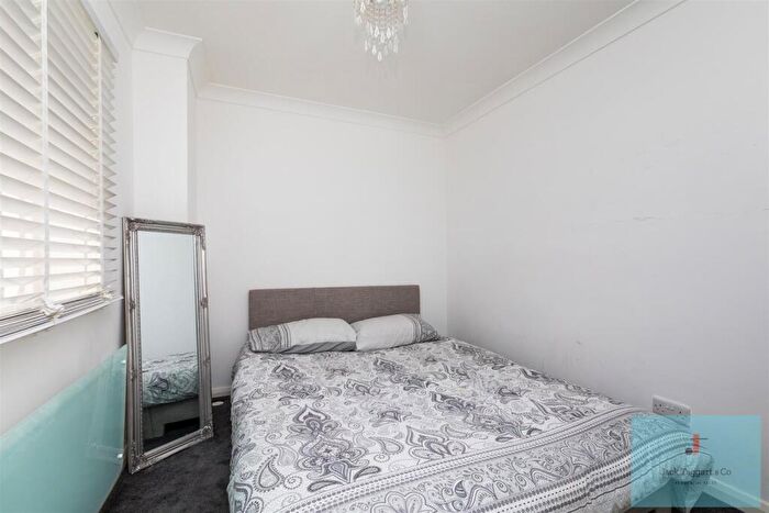 1 Bedroom Apartment To Rent In Oriental Place, Brighton, BN1