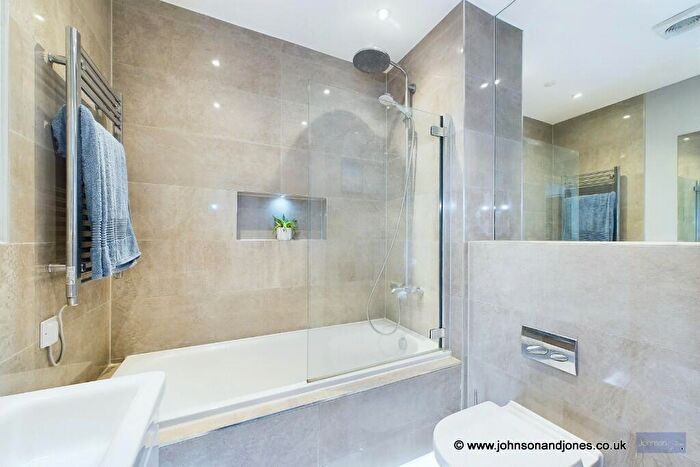 1 Bedroom Flat For Sale In Mead Court, Chertsey, Surrey, KT16
