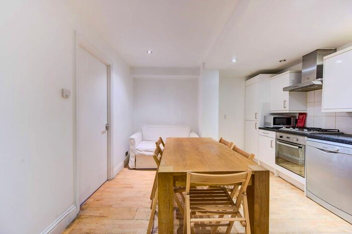 3 Bedroom Flat To Rent In Collingham Place, South Kensington, London, SW5