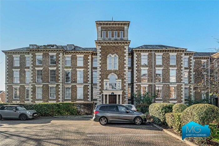 2 Bedroom Flat To Rent In Royal Drive, New Southgate, London, N11