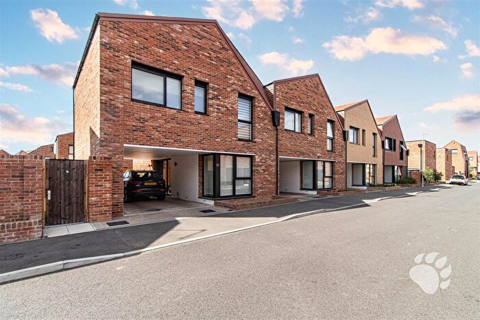 4 Bedroom End Terrace House For Sale In Caxton Way, Basildon, SS14