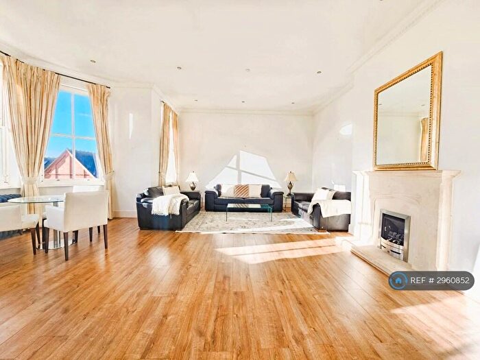 3 Bedroom Flat To Rent In Devonshire House, Woodford Green, IG8