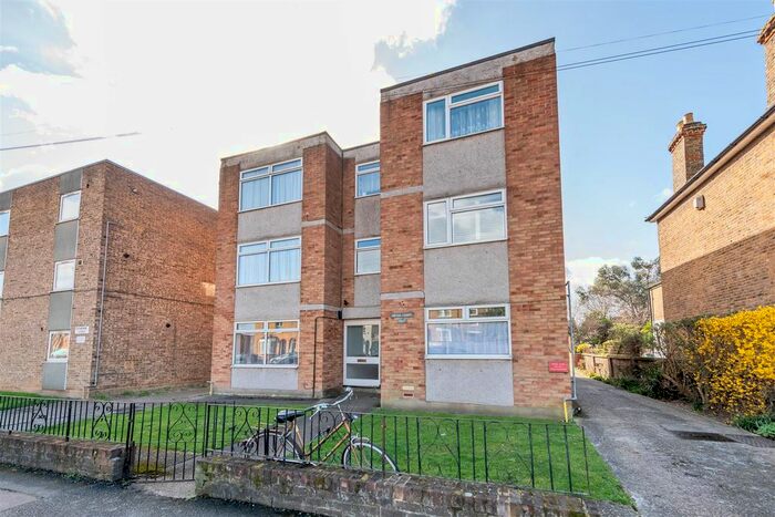 1 Bedroom Flat To Rent In Maybank Road, London, E18