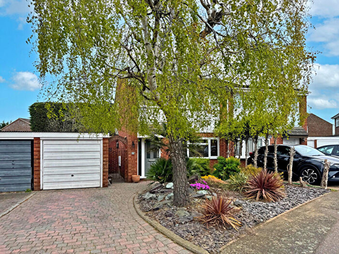 3 Bedroom Semi Detached House For Sale In Beech Avenue, Biggleswade, SG18