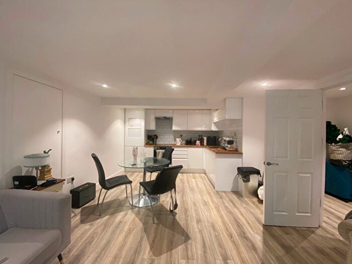 4 Bedroom Flat To Rent In Jubilee Street, Whitechapel, E1