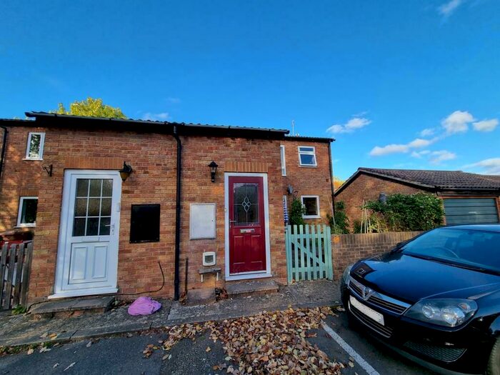 2 Bedroom Maisonette To Rent In Sadlers Court, Abingdon, OX14