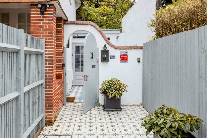 1 Bedroom Semi-Detached House To Rent In Burcott Road, CR8