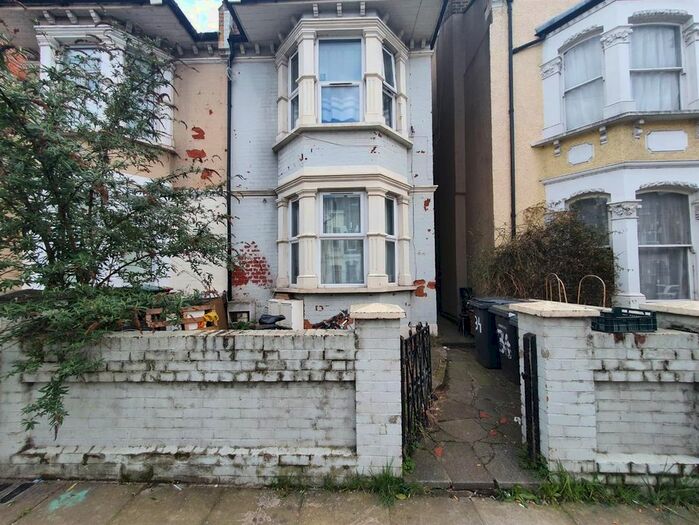 Studio To Rent In Gladesmore Road, London, N15