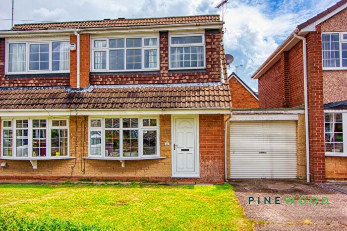 3 Bedroom Semi-Detached House For Sale In Northfields, Clowne, S43