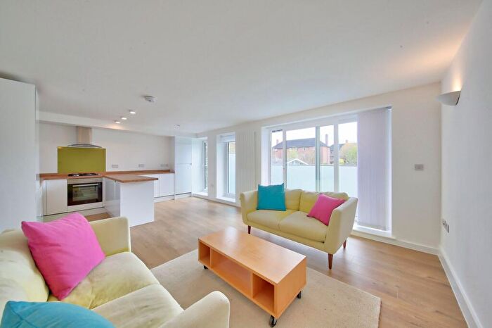 2 Bedroom Flat To Rent In Chatham Road, London, SW11