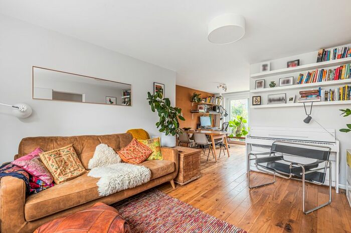 2 Bedroom Flat To Rent In Leyland Road, London, SE12