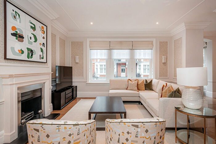 3 Bedroom Flat To Rent In Duke Street, London, W1K