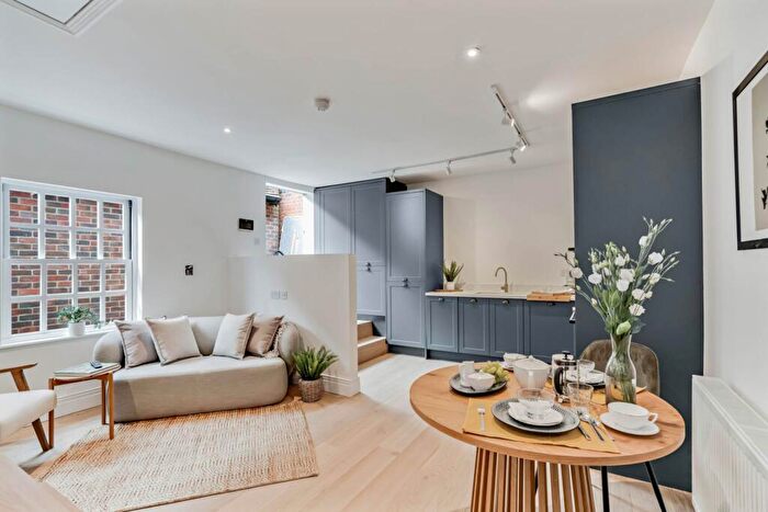 3 Bedroom Maisonette For Sale In West Street, Marlow, SL7