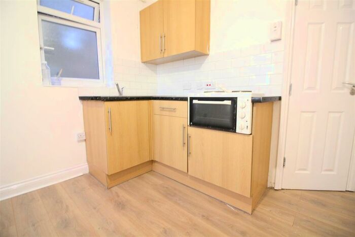 Studio To Rent In Hanger Lane, London, W5