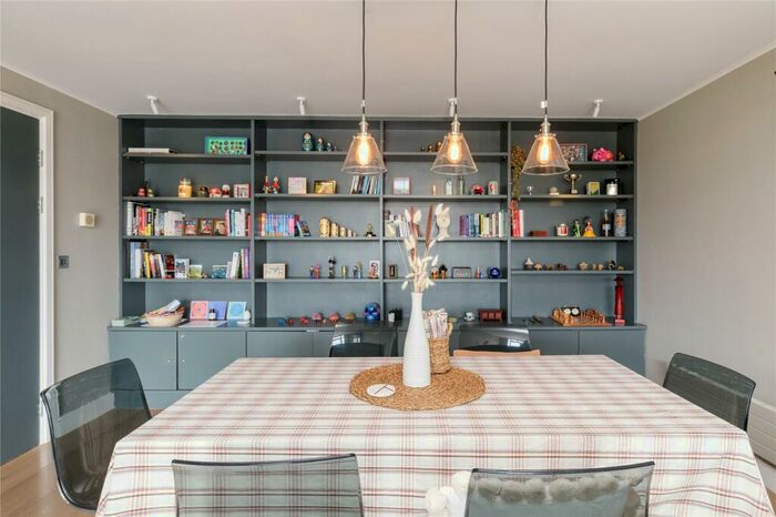 2 Bedroom Flat To Rent In Merganser Court, Star Place, E1W