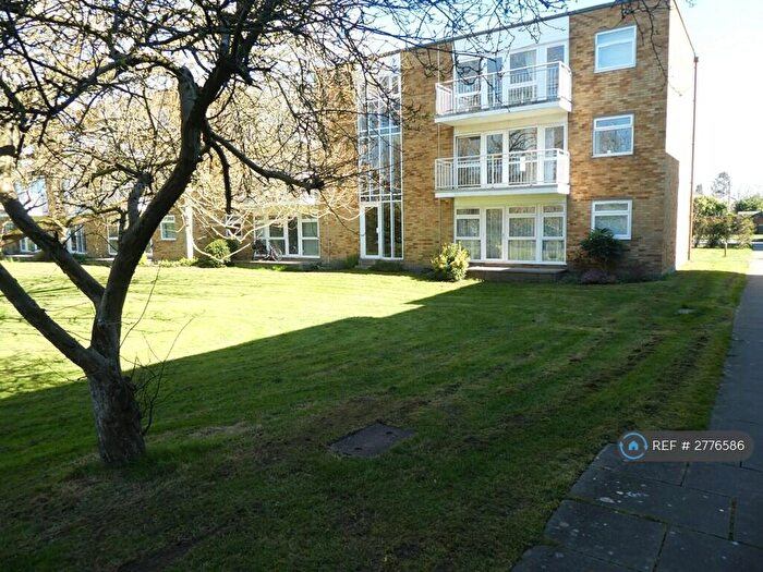 2 Bedroom Flat To Rent In Bishops Court, Cambridge, CB2