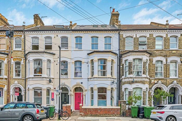 3 Bedroom Flat To Rent In Mayflower Road, Stockwell, SW9