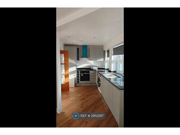 2 Bedroom Flat To Rent In Aspen Court, Sutton, SM1