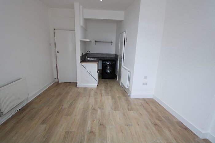 Studio To Rent In Waddon New Road, Croydon, CR0