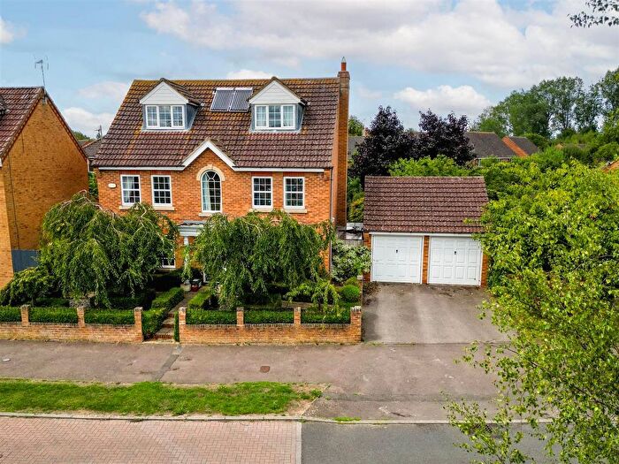 6 Bedroom Detached House For Sale In Cotswolds Way, Calvert, MK18