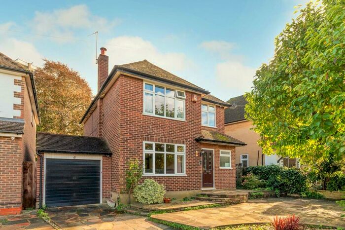 3 Bedroom Detached House To Rent In Effingham Close, Sutton, SM2