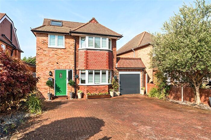 4 Bedroom Detached House For Sale In Denton Grove, Walton-On-Thames, KT12