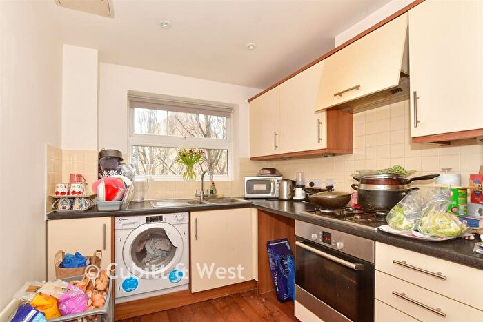 2 Bedroom Apartment For Sale In Lucas Close, Maidenbower, Crawley, West Sussex, RH10