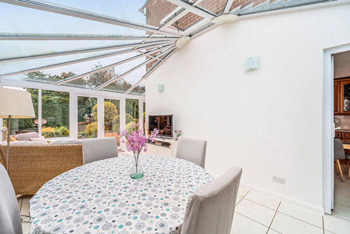 4 Bedroom Link Detached House For Sale In Treeside Drive, Farnham, GU9