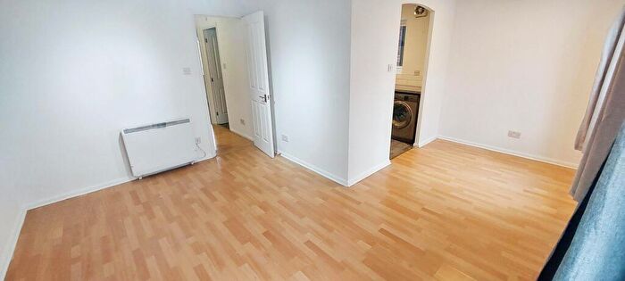 2 Bedroom Apartment To Rent In Velour Close, Salford, M3