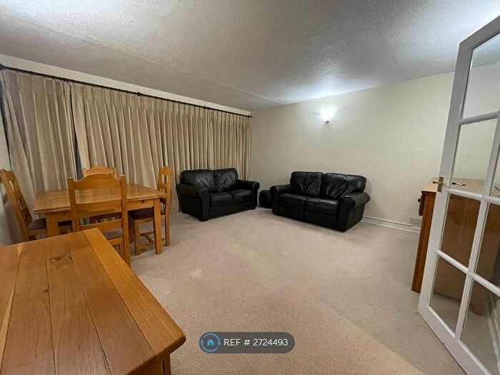 2 Bedroom Flat To Rent In Harriet Way, Bushey, WD23